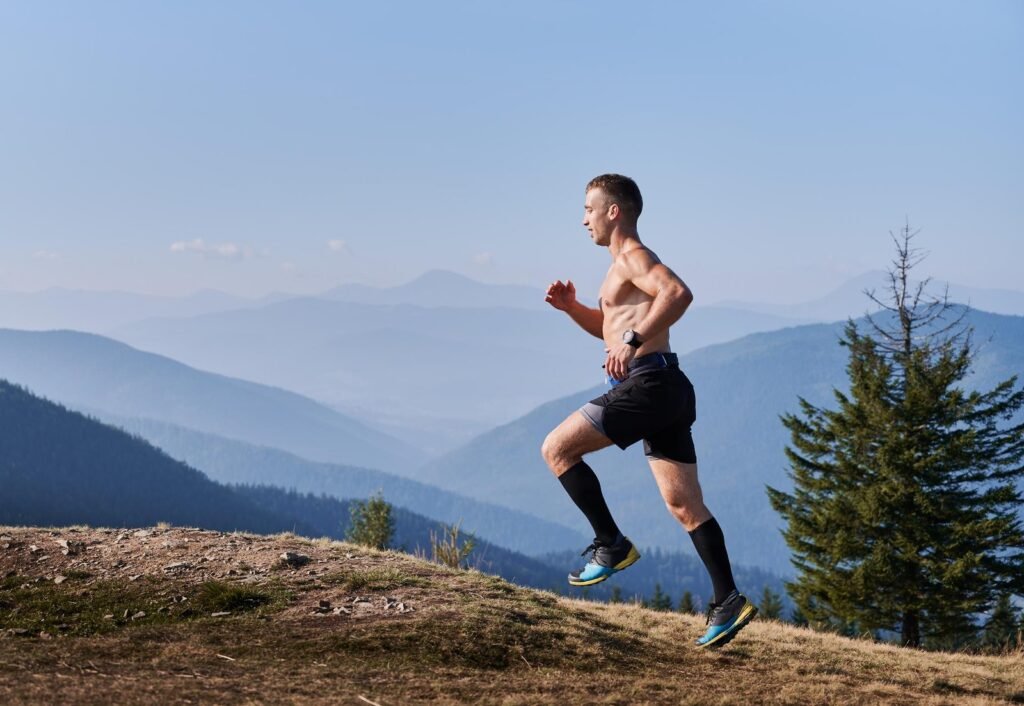 Hombre corriendo en la montaña