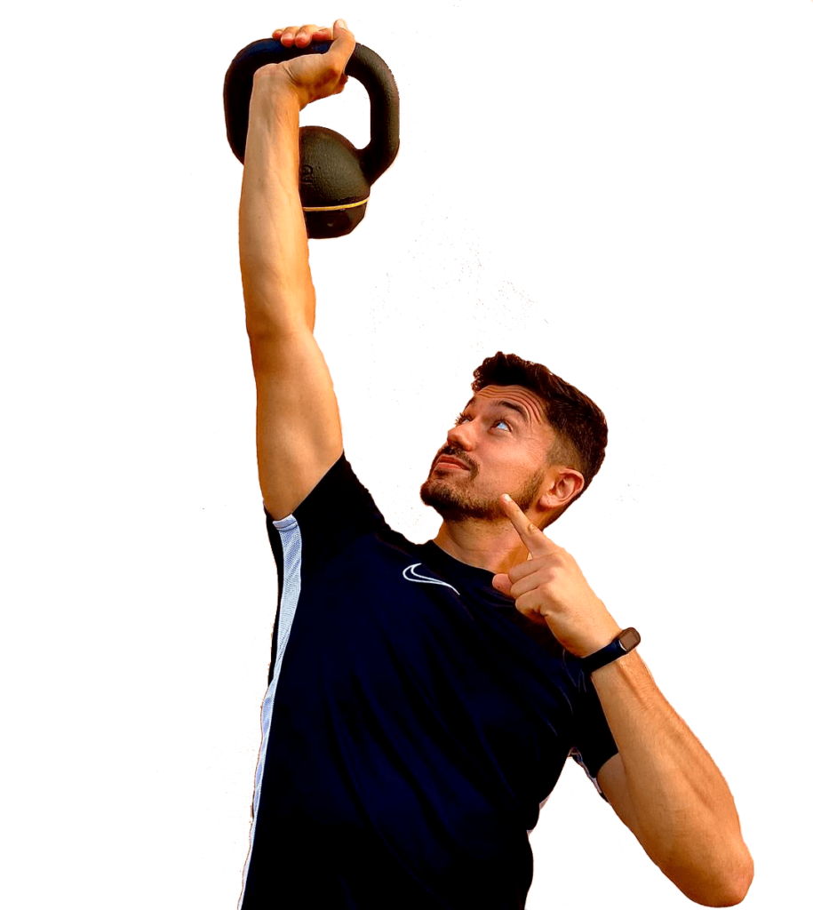 Pablo, entrenador personal con una kettlebell