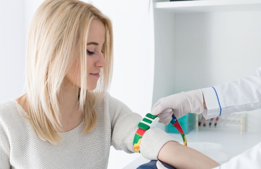 chica disfrutando de los beneficios de donar sangre