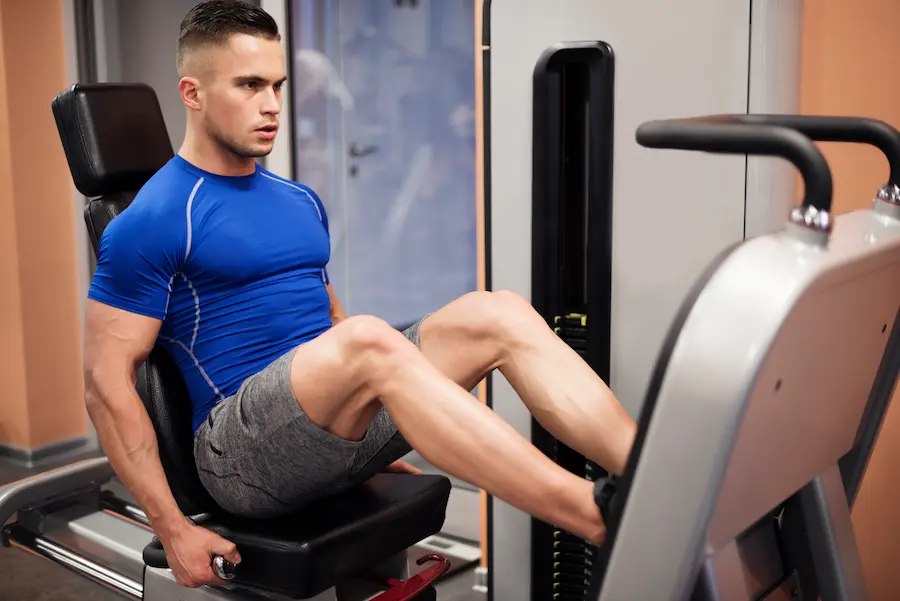 prensa horizontal para hacer leg press en el gimnasio